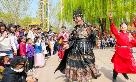 有这样的NPC,游客晚上做梦都在景区耍!